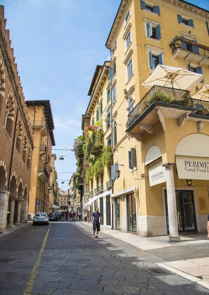 Zomer straten van Verona, Italië - 19 juni, 2017 — Stockfoto