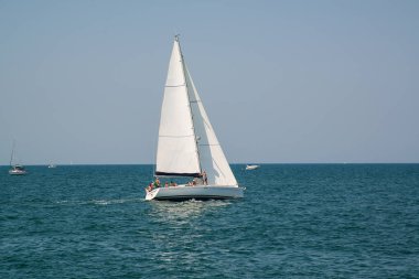Beyaz açık masmavi denizde Rimini, İtalya'nın yanında yat.