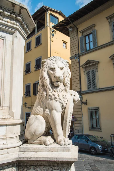 Escultura de un león cerca de la Basílica de Santa Croce (Basílica de la Santa Cruz) en la plaza del mismo nombre en Florencia, Toscana, Italia. Florencia es un destino turístico popular en Europa . — Foto de Stock
