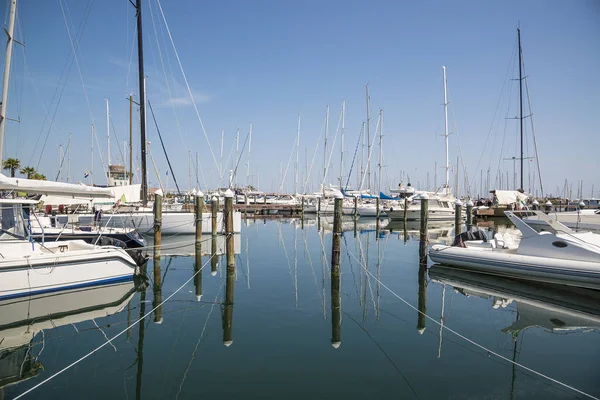 Im Hafen warten weiße Yachten. rimini, italien. — Stockfoto