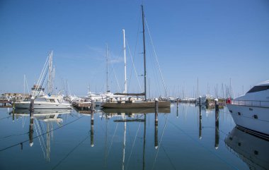 Beyaz yat limanında bekliyor. Rimini, İtalya.