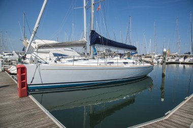 Beyaz yat limanında bekliyor. Rimini, İtalya.