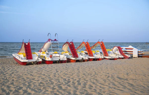 Emilia-Romagna, Italië, boten op het strand. Het beroemde resort van Rimini — Stockfoto