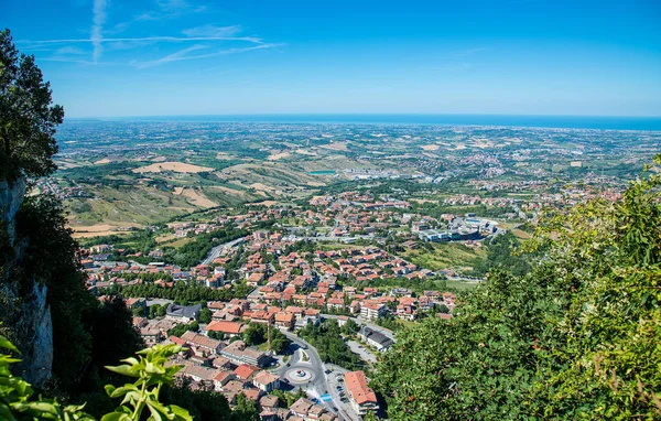 Anorama de República de San Marino e Itália de Monte Titano, Cidade de San Marino. Cidade de San Marino é a capital da República de San Marino localizada na península italiana, perto do Mar Adriático . — Fotografia de Stock
