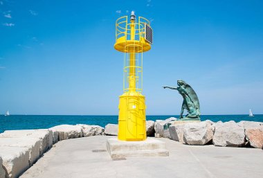 Rimini, İtalya - 24 Haziran 2017. Kadınlar kocalarının dönüşü deniz Rimini, İtalya için bekleyen anıt