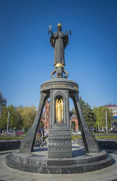 Памятник св. великомученице Екатерине в городе Краснодаре на Красной улице, Россия - 10 апреля 2018 года . — стоковое фото