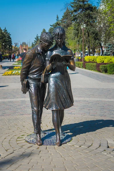 O monumento aos estudantes Shurik e Lida na rua Krasnaya em Krasnodar, Rússia - 10 de abril de 2018 . — Fotografia de Stock