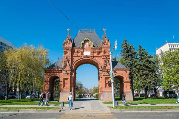 O Arco do Triunfo é um monumento arquitetônico em Krasnodar, localizado no cruzamento de duas ruas - Babushkina e Krasnaya. Krasnodar, Rússia - 10 de abril de 2018 . — Fotografia de Stock