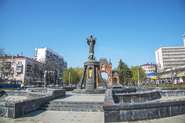 Monumento a Santa Catalina la Grande Mártir en la ciudad de Krasnodar en la calle Krasnaya, Rusia - 10 de abril de 2018 . — Foto de Stock