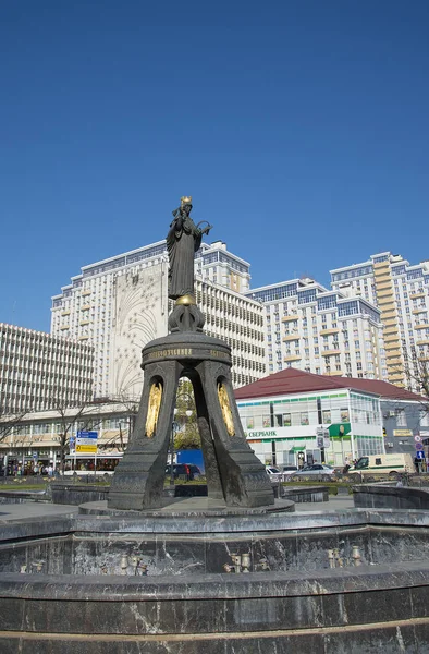 Emlékmű, Szent Katalinnak a nagy mártír a város Krasznodar, Krasnaya Street, Oroszország - 2018. április 10.. — Stock Fotó