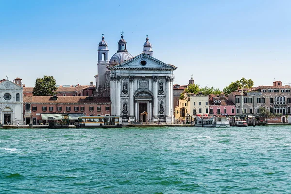 Venedig: 20 juni 2017: Santa Maria del Rosario är en Dominikanska kyrkan på kanalen Giudecca. Även känd som jag Gesuati, denna klassiska byggnad startades 1725 och invigdes år 1743. — Stockfoto