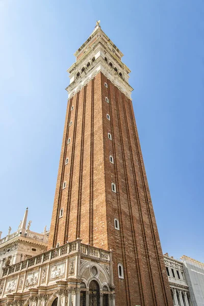 Blick auf die Spitze des Glockenturms in Venedig, Italien — Stockfoto