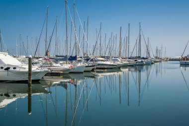 Beyaz yat limanında bekliyor. Rimini, İtalya.