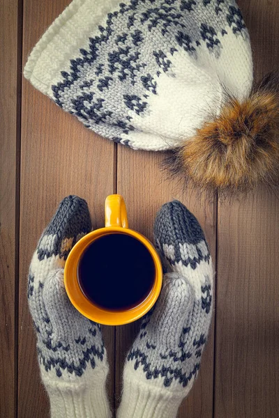 Теплый трикотаж: варежки, шляпа, шарф и чашка кофе на деревенском деревянном фоне. Зимний уютный натюрморт. Вид сверху — стоковое фото