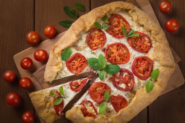 Peynirli ve domatesli ev yapımı pizza..