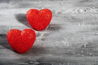 Ahşap arka planda kırmızı kalp