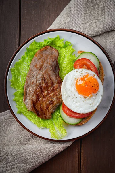 Kızarmış yumurta ve sebzeli biftek. — Stok fotoğraf
