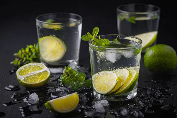 Cocktail di mojito in una buccia su un tavolo rustico — Foto Stock