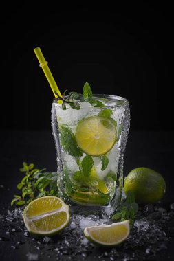 Mojito bur rustik bir tablo içinde kokteyl
