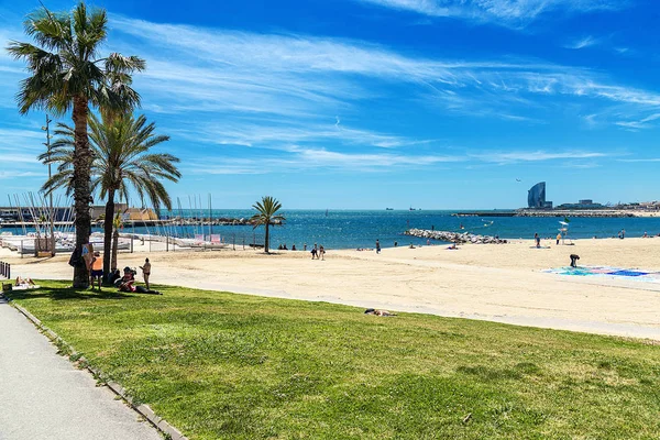The beach of Barcelona with palm trees and yachts. Barcelona, Spain - May 15, 2018. — Stock Photo, Image