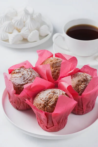 Muffins, marshmallows e café preto em uma mesa branca — Fotografia de Stock