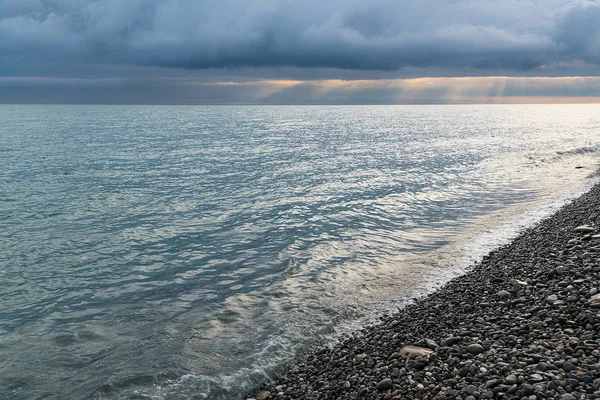 Morze i błękitne niebo w Soczi, Rosja — Zdjęcie stockowe