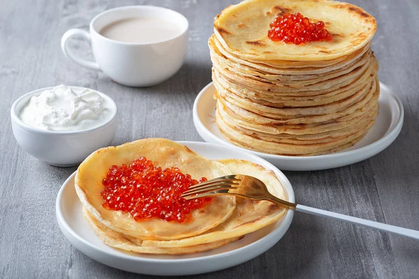 Traditional russian pancakes with red caviar. Maslenitsa week. — Stock Photo, Image