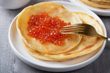  Kırmızı havyarlı geleneksel Rus gözlemeleri. Maslenitsa haftası. 