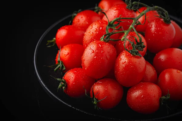 Tomates Frescos Plato Sobre Una Mesa Madera Negra — Foto de Stock