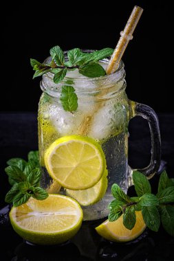 Mojito bur rustik bir tablo içinde kokteyl