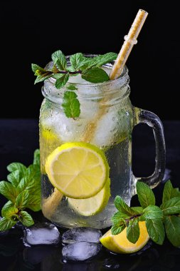 Mojito bur rustik bir tablo içinde kokteyl