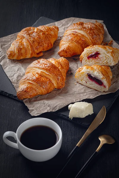 Frische Croissants Mit Kaffee Und Butter Auf Einem Schwarzen Holztisch — Stockfoto