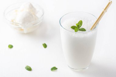 Beyaz arka planda dondurma ve naneli vanilyalı milkshake. Vanilyalı Dondurmalı Milkshake. Naneli ve Vanilyalı Muz Smoothie.