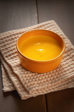  Kızarmış balkabağı ve masada kremalı havuç çorbası. Boşluğu kopyala