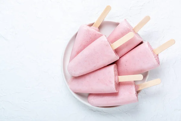 Homemade Strawberry Ice Cream Ice Plate Table Summer Healthy Eating — Stock Photo, Image