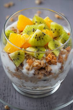 Tahıl, yoğurt ve meyveden yapılmış sağlıklı bir yemek. Kahvaltı için lezzetli yemekler.