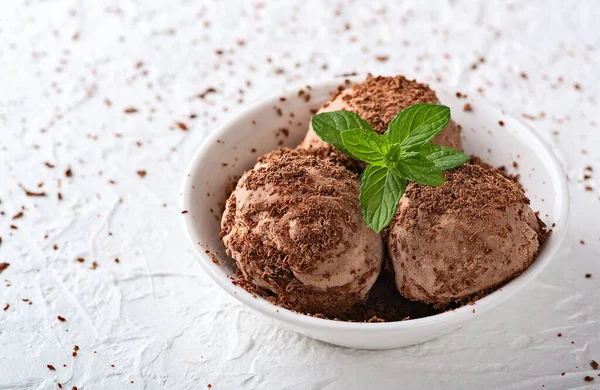 Cuenco Helado Chocolate Sobre Fondo Madera Blanca Desde Vista Superior — Foto de Stock