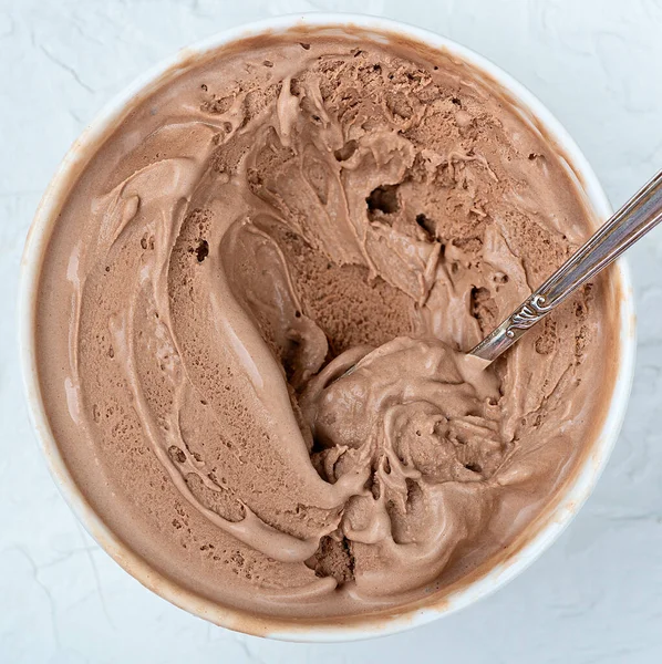 Чаша Шоколадного Мороженого Белом Деревянном Фоне Сверху — стоковое фото