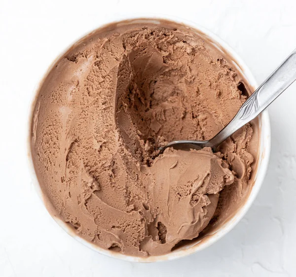 Чаша Шоколадного Мороженого Белом Деревянном Фоне Вид Сверху — стоковое фото