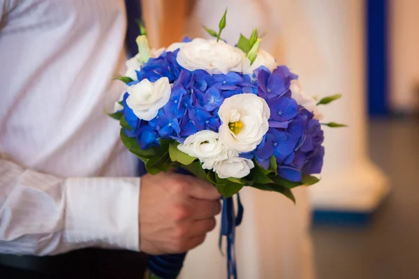 Wachten voor zijn bruid. Close-up van de handen van de bruidegom — Stockfoto