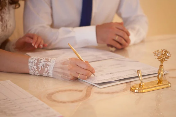 Bruid en bruidegom in het registration office — Stockfoto