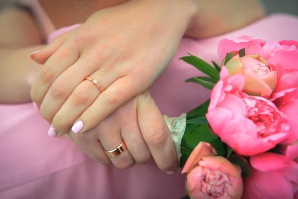 Krásné ruce Svatební pár — Stock fotografie