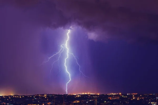 Bellissimo fulmine sopra la città di notte — Foto Stock