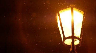 Gece sokakta Vintage fener. Hystoric bina