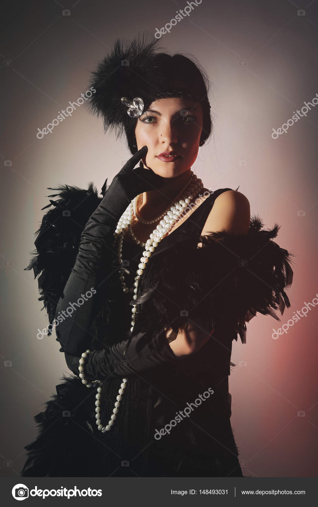 Descarregar - Retrato de uma bela jovem no estilo do grande Gatsby dos anos 20. Vestuário e jóias vintage — Imagem de Stock Retrato de mulher bonita em boa de penas de avestruz e pérolas contas. 20 anos . — Fotografia de Stock