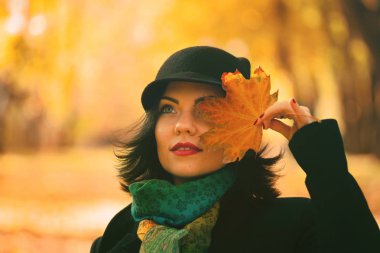 Sonbahar park akçaağaç yaprağı ile güzel esmer kadın portresi
