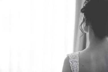 Beyaz elbiseli güzel gelin pencere duruyor