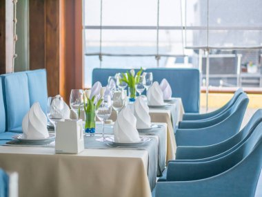 Deniz tarzında güzel bir restoran iç tasarım.
