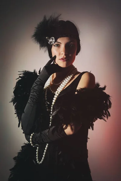 Portrait of beautiful woman in boa from ostrich feathers and pearls beads. 20s years. — Stock Photo, Image