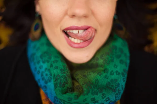 Молода жінка лиже рот язиком — стокове фото
